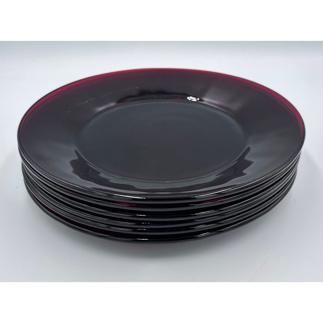 Elevate your coffee service with this delightful dinner plate set of Anchor Hocking dishes in the stunning Baltic Royal...