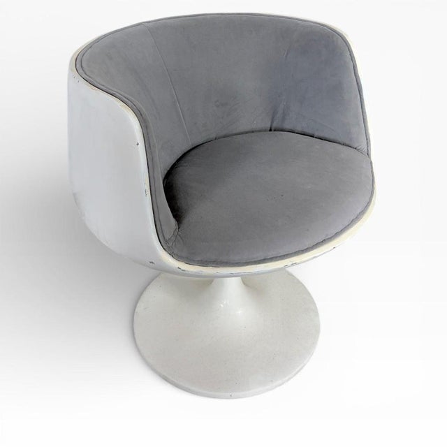 The Tulip swivel chair by Eero Aarnio is a mid century armchair that combines iconic 1960s design with modernist swivel...