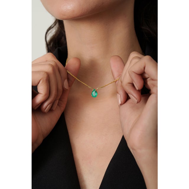 1.63ct Pear Cut Emerald Solitaire Modern Necklace in 14k Yellow Gold-18 Inch Length For Sale - Image 9 of 16