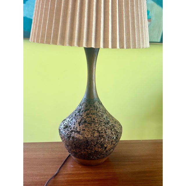 1960s Mid-Century Modern Sculptural Teardrop Cork and Walnut Table Lamp With Original Pleated Shade For Sale - Image 4 of 13