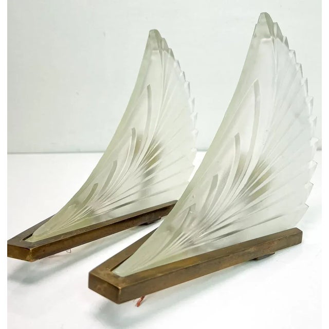 Art Deco French Feather Shape Frosted Glass Wall Sconce, 1930s For Sale - Image 3 of 11
