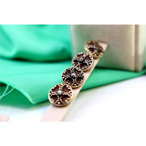 Gold Cufflinks with Shell Reliefs and Diamond Chips in the Center, Set of 2 For Sale - Image 3 of 7