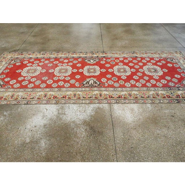 Textile Galerie Shabab Collection Mid-20th Century Turkish Anatolian Gallery Rug For Sale - Image 7 of 10