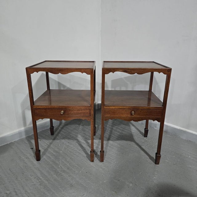 Very good pair of mahogany Regency style bedside lamp tables,, tray tops with single drawer, standing on spade feet, in...