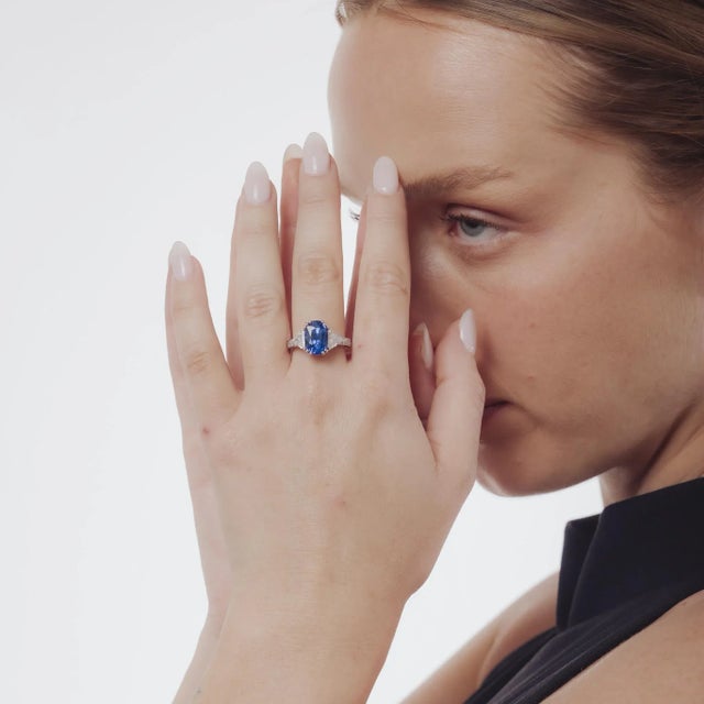 1980s Vintage Agl 5.82 Carat Ceylon Sapphire Diamond Platinum Engagement Ring, Size 7 For Sale - Image 5 of 7