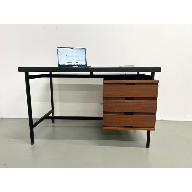 Let yourself be seduced by this emblematic desk by pierre guariche, a centerpiece of the 60s. with its neat and vintage...