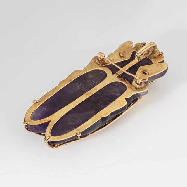 Vintage 1960s Cicada Pendant Carved Amethyst 14k Yellow Gold Statement For Sale - Image 4 of 4