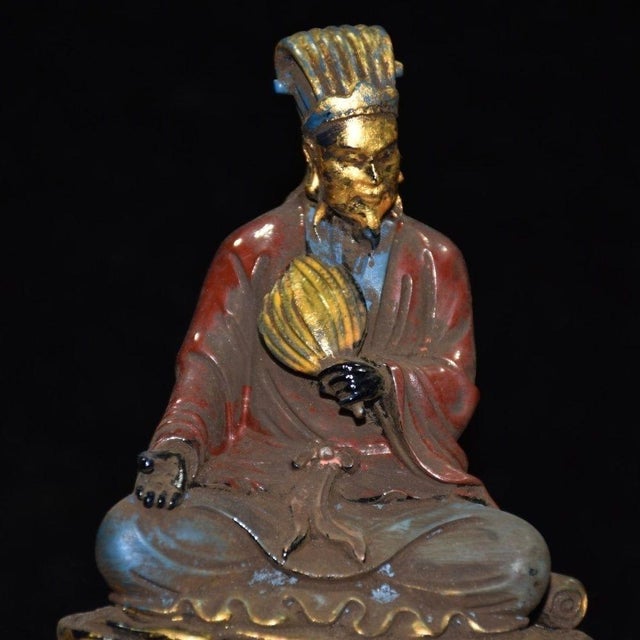 Chinoiserie Vintage Chinese Painted Gilt Liuli Zhuge Liang Seated Scholar Statue, Chinoiserie Decor Sculpture For Sale - Image 3 of 9