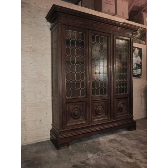 The bookcase can be dismantled. Equipped with 9 movable shelves and 2 working keys.