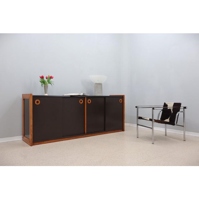 Minimal design for this unusual Italian design vintage sidebaord from late 1970s. It is made of brown laminate with solid...