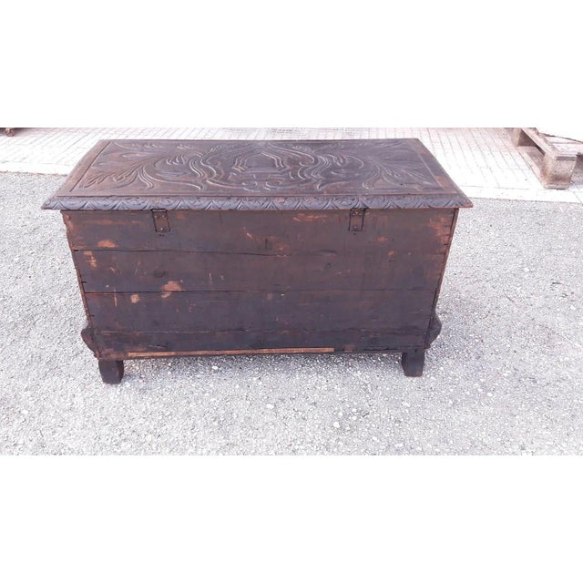 Small Box in inlaid wood. Ebony color particular for the coat of arms and figures of winged animals size cm 95 x 46 x...