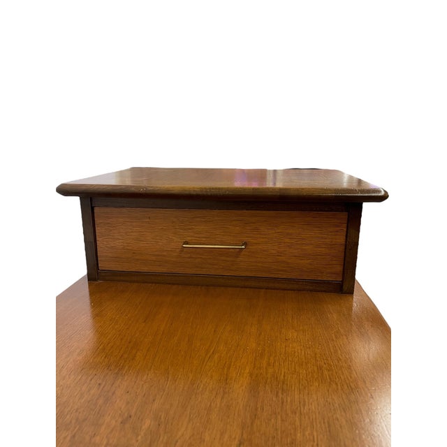 1970s Vintage Mid-Century Modern 1-Drawer Walnut End Table by Lane With Wood Inlay and Tapered Legs For Sale In Seattle - Image 6 of 11