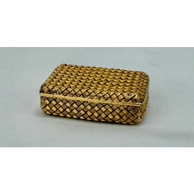 Van Cleef & Arpels French Circa 1950 Van Cleef & Arpels 18k Basketweave Pill Box For Sale - Image 4 of 14