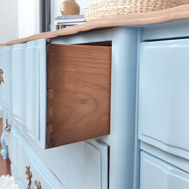 Sky Blue 1970s Coastal French Provincial 9-Draw Dresser | Credenza | Triple Dresser For Sale - Image 8 of 10