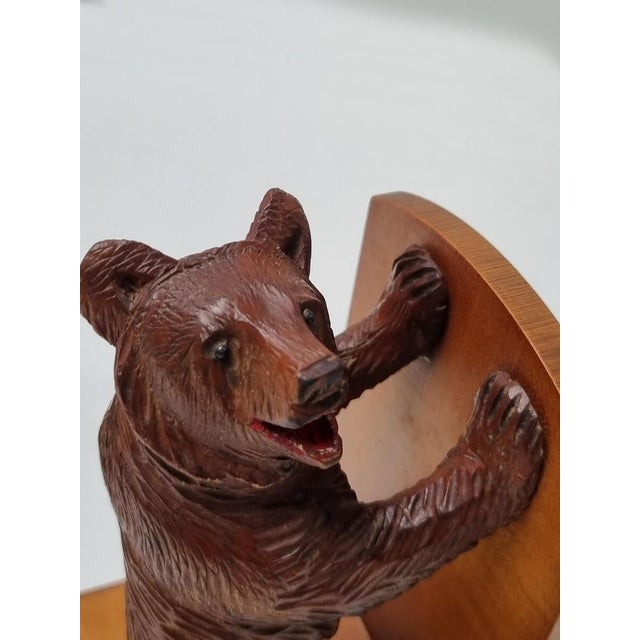 Wooden Black Forest Bookends with Hand-Carved Bears by Geschwister Sarbach, Switzerland, 1930s, Set of 2 For Sale - Image 4 of 16