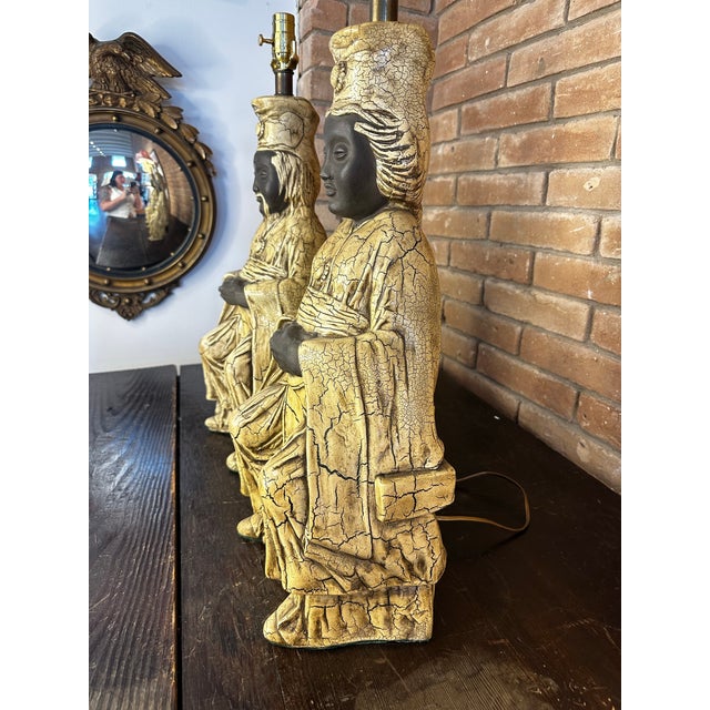 Mid-Century Modern Pair of Mid-Century Modern Chinoiserie Chalkware Lamps. For Sale - Image 3 of 12