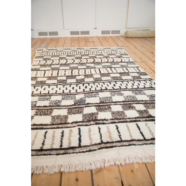 Moroccan Vintage Moroccan Carpet - 4'10" X 7'9" For Sale - Image 3 of 12