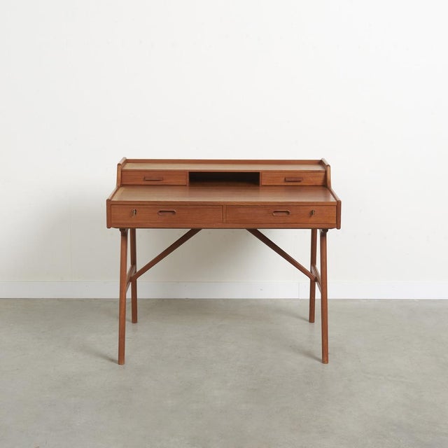 Model 64 Writing Desk in Teak by Arne Wahl Iversen for Vinde Møbelfabrik, Denmark, 1960s, in Good conditions. Designed...