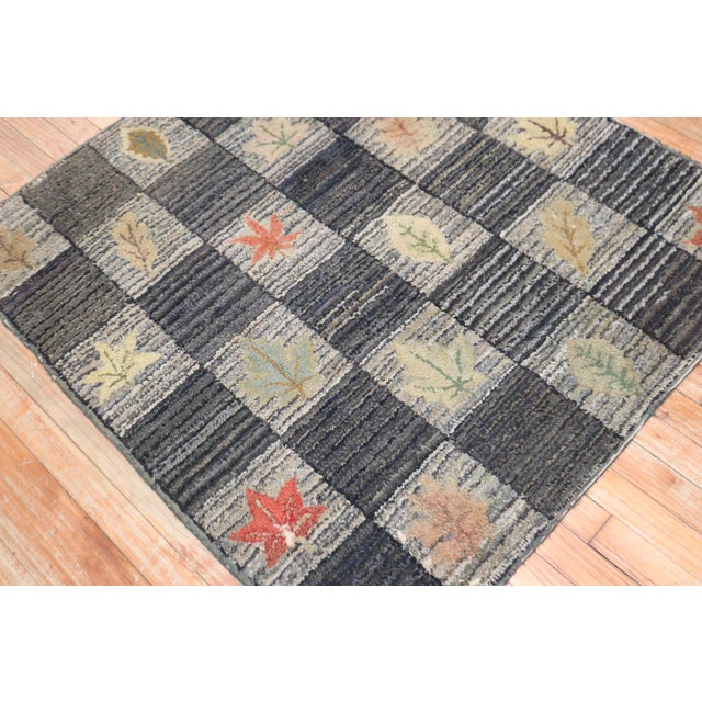 Mid 20th Century Floral Leaf Design American Hooked Scatter Rug - 3'6" x 3'10" For Sale - Image 17 of 18