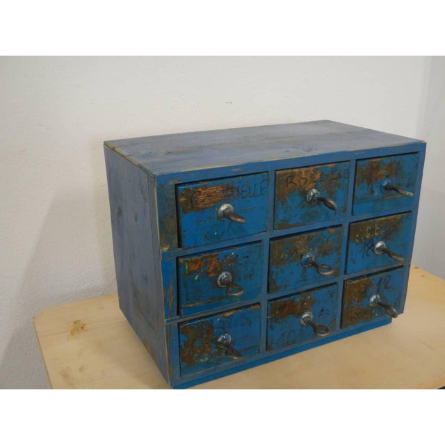 with 9 drawers with original handles. The back is made of compressed wood. The drawers measure 12 x 25 cm, height 9 cm.