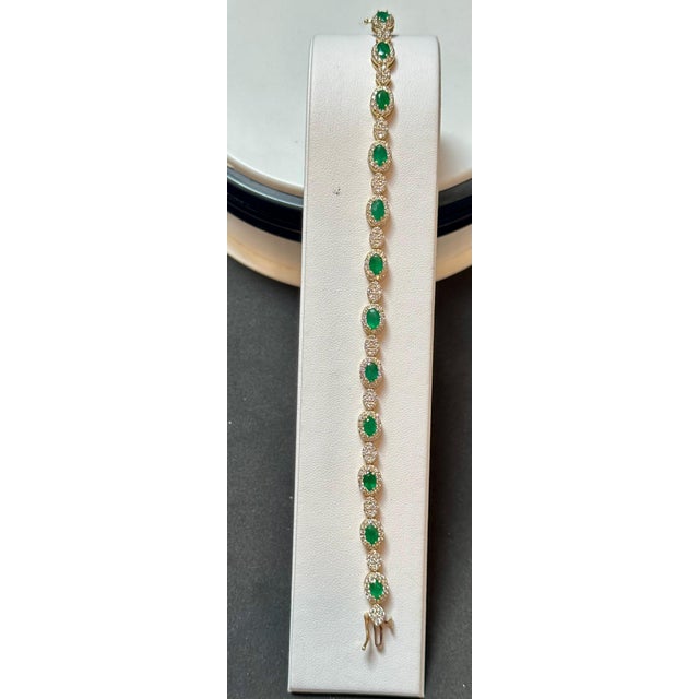 8 ct Natural Brazilian Emerald & 4.5 Ct Diamond Tennis Bracelet 14 Karat Gold For Sale In New York - Image 6 of 18