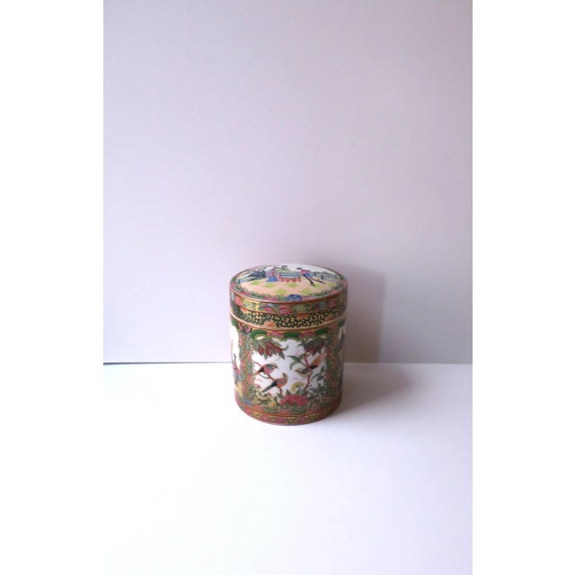 Mid 20th Century Chinoiserie Famille Rose Box With Birds Flora and Fauna For Sale - Image 5 of 12