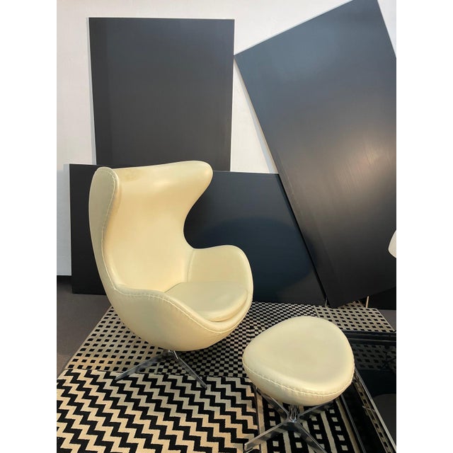 Egg Swivel Armchair in Ivory White Leather and Metal. 1970s, Set of 2, in Very Good conditions. Designed 1970 to 1979