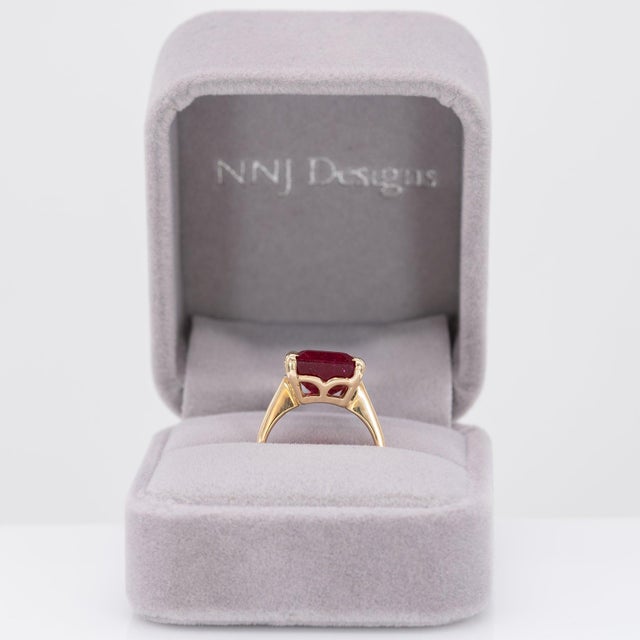 Estate 13.9Ct Madagascar Ruby Ring: Solid 10k Gold – Emerald Cut, Size 6.75 For Sale - Image 4 of 10