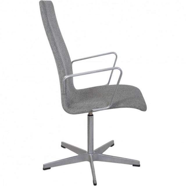 Arne Jacobsen Oxford chair, with a low back and upholstered in the original grey fabric. The chair is from 2006 and...