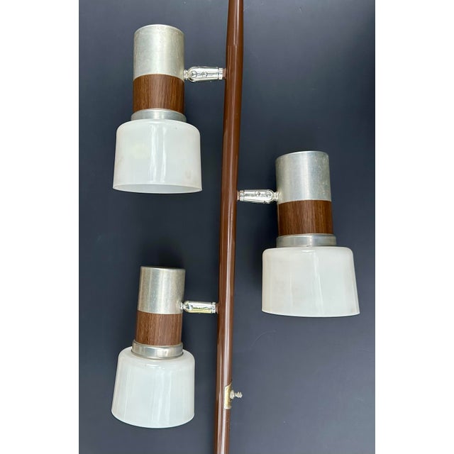 Gerald Thurston Vintage 1960s Midcentury 3-Light Floor Lamp Attributed to Gerald Thurston for Lightolier ~ Silver and Brown Floor Lamp With 3-Way Switch For Sale - Image 4 of 11