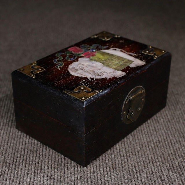 1970s Vintage Sandalwood Jewelry Box With Mother-of-Pearl Elephant Inlay For Sale - Image 5 of 9
