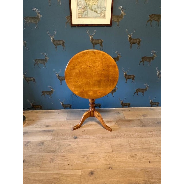 Beautiful antique 18th century tilt top table in perfect and original condition. The satin wood has a unique warm light...