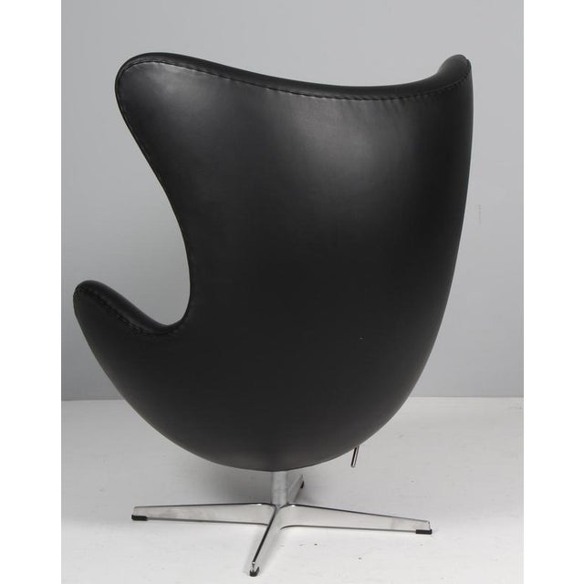 Black Egg Chair in Black Leather by Arne Jacobsen for Fritz Hansen, 2024 For Sale - Image 8 of 9