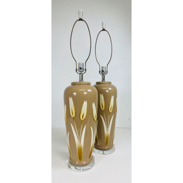 Elegant Pair of Mid Century Pottery Table Lamps. For Sale In Philadelphia - Image 6 of 9