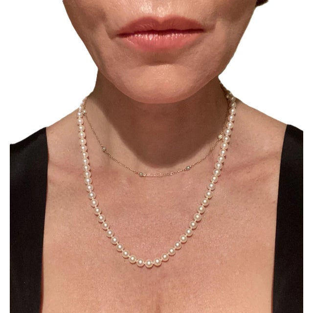 Pearl Necklace From Mikimoto Akoya Pearls and 18 Karat Gold For Sale - Image 4 of 12