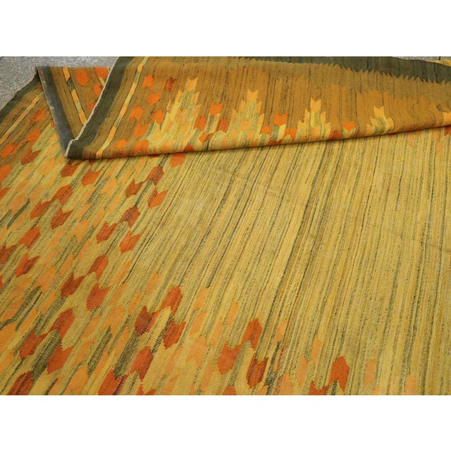 Goldenrod Galerie Shabab Collection Mid-20th Century Vintage Swedish Scandinavian Flatweave Kilim Room Size Carpet For Sale - Image 8 of 8