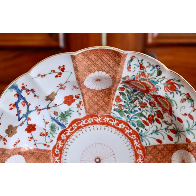 English Worcester 'Old Scarlet Japan' Pattern Scalloped Edge Dish, 18th Century For Sale - Image 6 of 12
