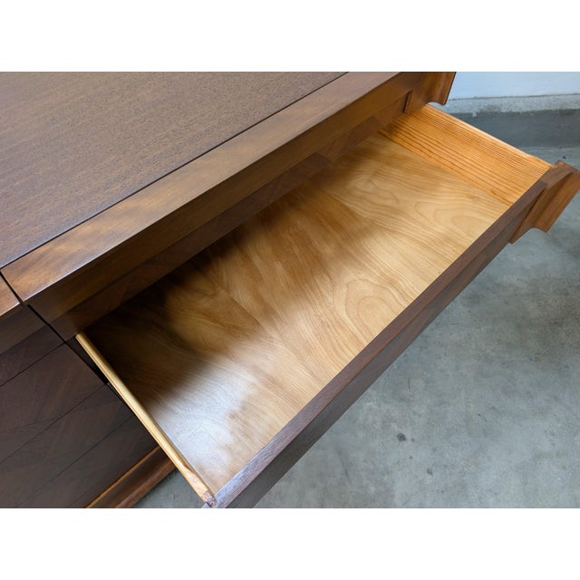 Mid Century Modern Walnut & Mahogany 10-Drawer Dresser, c.1960s For Sale - Image 17 of 18