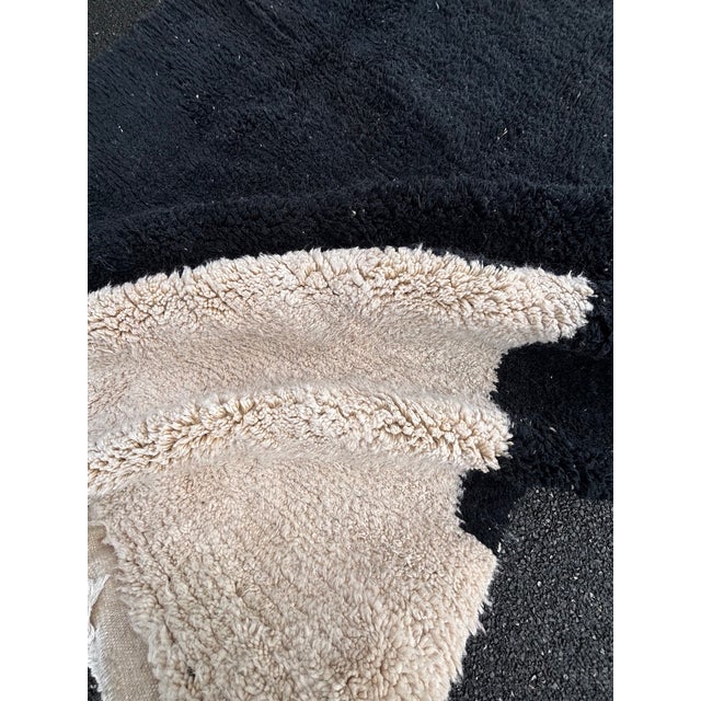 Textile Moroccan Beni Ouarain Wool Rug with Modern Graphic Design, 1990 For Sale - Image 7 of 13