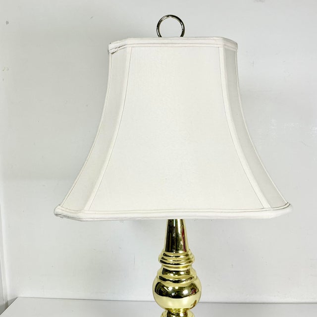English 1970s Vintage Traditional English Style Brass Finish Table Lamp. For Sale - Image 3 of 11