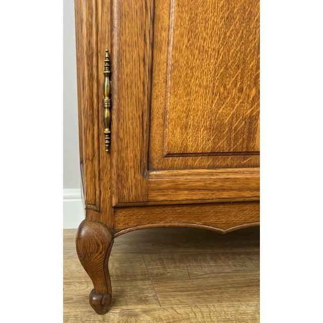 Brown Vintage French Louis XIV Style Display Cabinet in Oak For Sale - Image 8 of 11