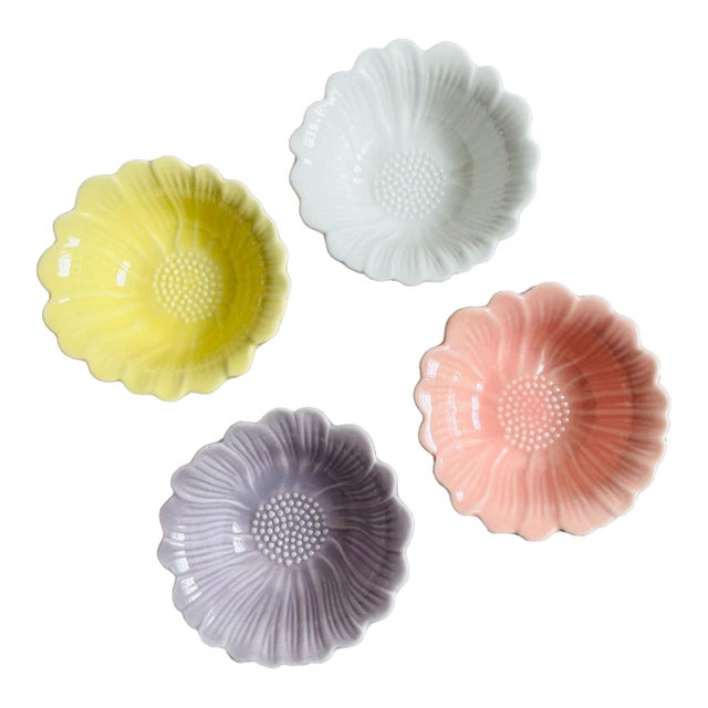 Creative Four-Color Flower-Shaped Dipping Sauce Dish - Set of 4 For Sale