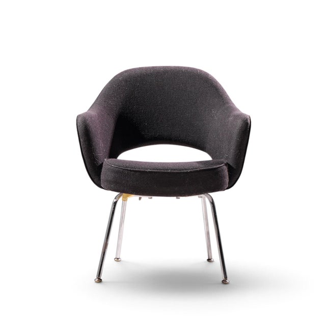 Eero Saarinen for Knoll Mid Century Executive Dining Chair This chair measures: 26.25 wide x 24 deep x 31.75 inches high,...