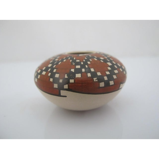 Red Miniature Mata Ortiz Chelo Acosta Red & Green Geometric Seed Pot Vase Pair For Sale - Image 8 of 10