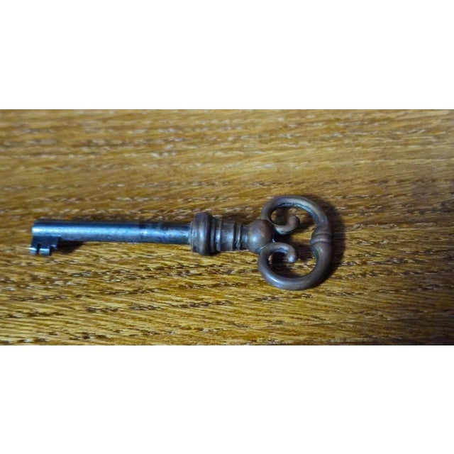 20th Century Louis XV Curved Wardrobe in Marquetry with Floral Decoration For Sale - Image 12 of 14