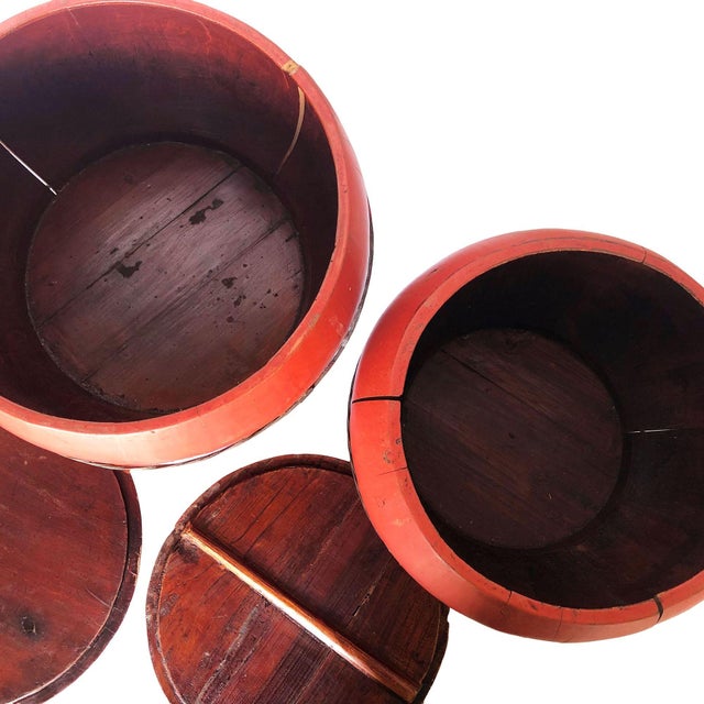 1950s Pair of 1950s Chinese Red Lacquered Wood Rice Bucket Decorative Box With Lid For Sale - Image 5 of 6