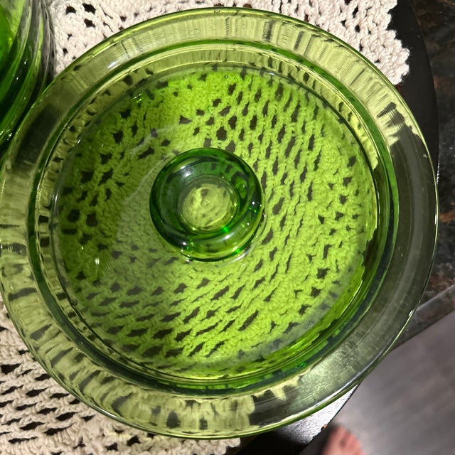 19th Century Mid Century Emerald Green Kitchen Canister With Lid. Made by l.e.smith For Sale - Image 5 of 5