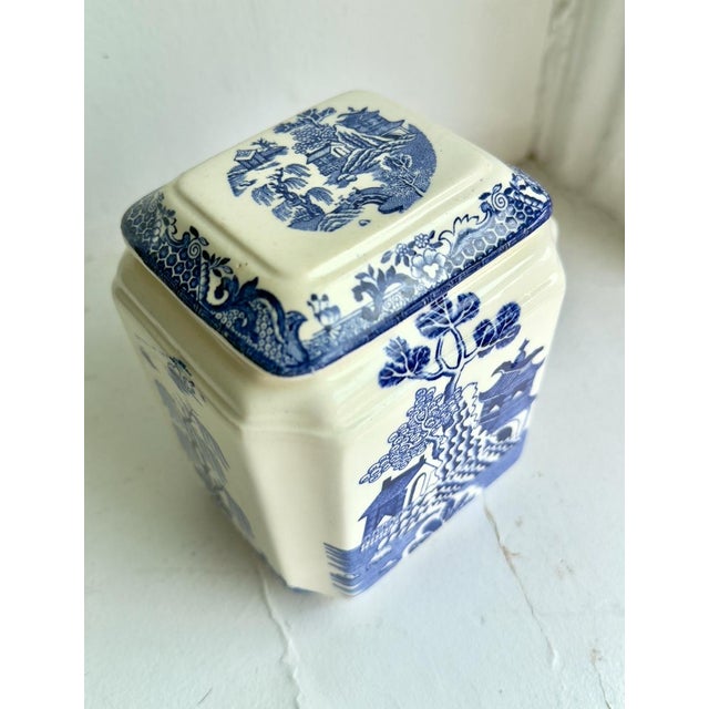 Vintage Mason’s Ironstone chinoiserie ginger jar with lid, made in England. Classic blue and white transferware pattern in...