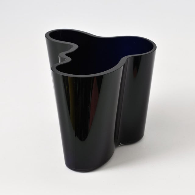 1980s Dark Blue Savoy Vase in Glass by Alvar Aalto for Iittala, 1980s For Sale - Image 5 of 13