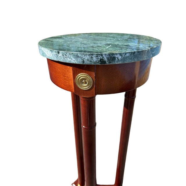Baker Furniture Company Vintage Bombay Company Regency-Style Mahogany Pedestal Stand With Green Marble Top For Sale - Image 4 of 10